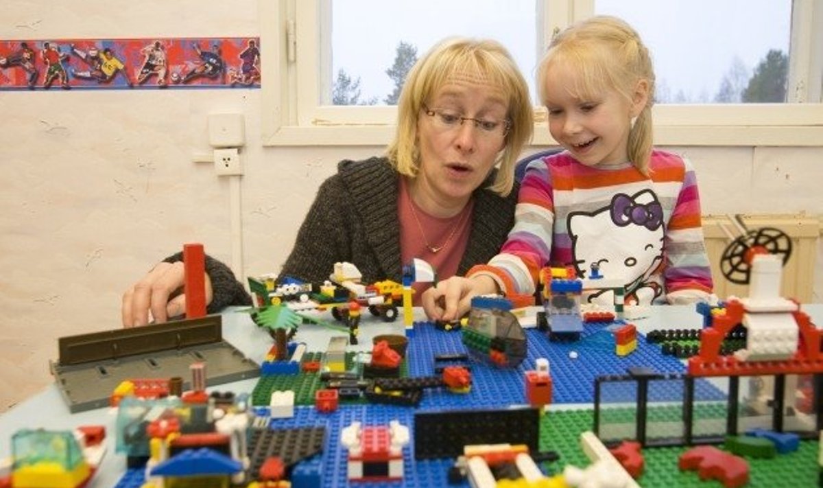 Külakoordinaator Kaarina Pullinen tütar Elsaga kooli mängutoas, kus lapsed saavad pärast tunde juhendaja         käe all õppida ja mängida, kuni vanemad töölt tulevad. 