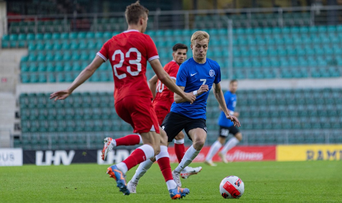 U21 koondise poolkaitsja Danil Kuraksin EM-valikmängus Poolaga. 