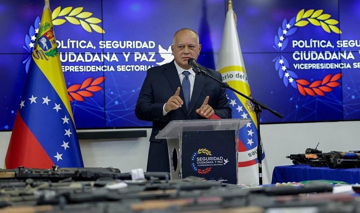 Siseminister Diosdado Cabello näitab väidetavalt konfiskeeritud relvi.