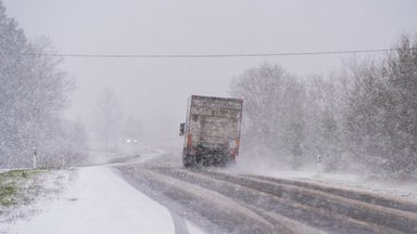 В некоторых местах дорожные условия в Эстонии все еще остаются сложными. Полиция рекомендует не ездить на летних шинах