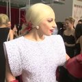 VIDEO JA FOTOD: Lady Gaga ilmus Oscarite punasele vaibale kõige veidramates kinnastes