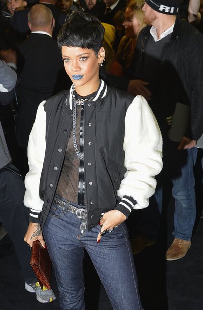 Popstaar Rihanna on tõeline stiiliikoon, kes oskab trendidega kaasas käia õigel ajal ja neid koguni luua. Selleks ajaks, kui midagi jõuab massidesse, on tema juba liikunud üle uuele moesuunale. 2013. aasta fotol kannab lauljanna lendurjakki, mis oli populaarne eelmise aastani, kui seda ka Eesti tänavatel palju näha sai.