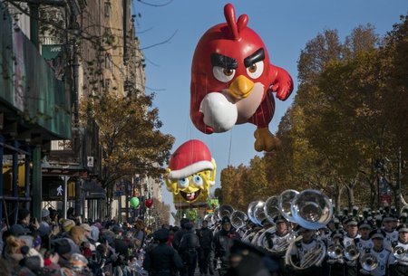 Täispuhutud vihane punane lind soomlaste loodud ülimenukast mobiilimängust Angry Birds tänupüharongkäigul New Yorgis