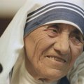 TOP 7 inspireerivat tsitaati äsja pühakuks nimetatud Ema Teresalt: ärge lubage kasutada relvasid ja pomme, et maailma valitseda