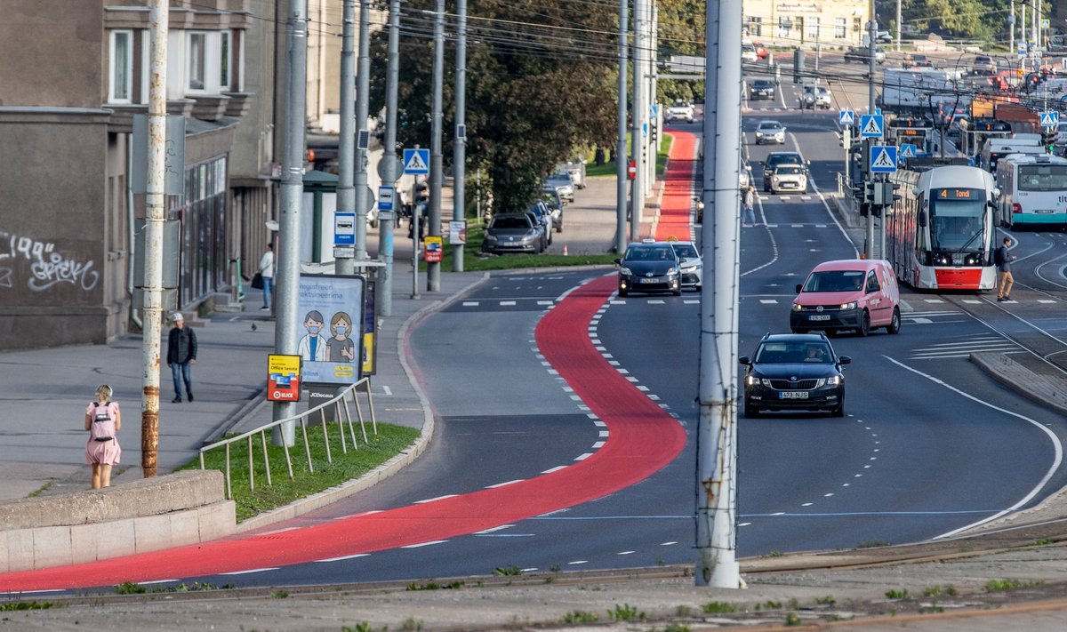 Taolised ohtlikud lahendused, kus bussid peavad sõitma üle jalgrattaraja, kaovad Tallinna linnaruumist ära.