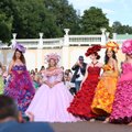 ВИДЕО | БДСМ-любовь по-фински, украинская „Кукла-мотанка“ и роскошная Эстония: в Кадриорге прошел „Бал цветов“
