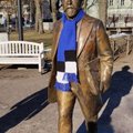ФОТО: Памятники в центре Таллинна украсили ко Дню независимости сине-черно-белыми шарфами