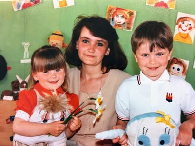 Lea Rand koos tütre ja pojaga emadepäeva peol Jõhvi lasteaias Sipsik 1992. aastal.