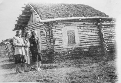 Ann Meri ema, tädi ja emaema Siberis Novosibirskis maja ees, kus nad küüditatuna elasid.