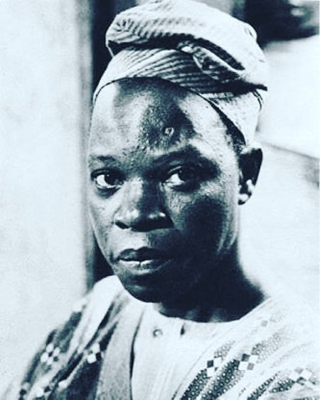 Amos Tutuola (1920–1997) kasvas Nigeerias, tema vanemad olid jorubad. Kristlased, kakaokasvatajad. “Palmiveinijoodik (ja tema koolnud veinilaskja koolnute linnas)” (eesti k Mathura) sündis paari päevaga, see ongi unenäoline lend läbi mütoloogia ja muinasjutu­- maailma. Põhimõtteliselt jätkas ta sama laadiga ka oma järgmistes teostes.