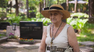 Бескорыстный труд: пенсионерка за свои деньги восстанавливает старинные могилы
