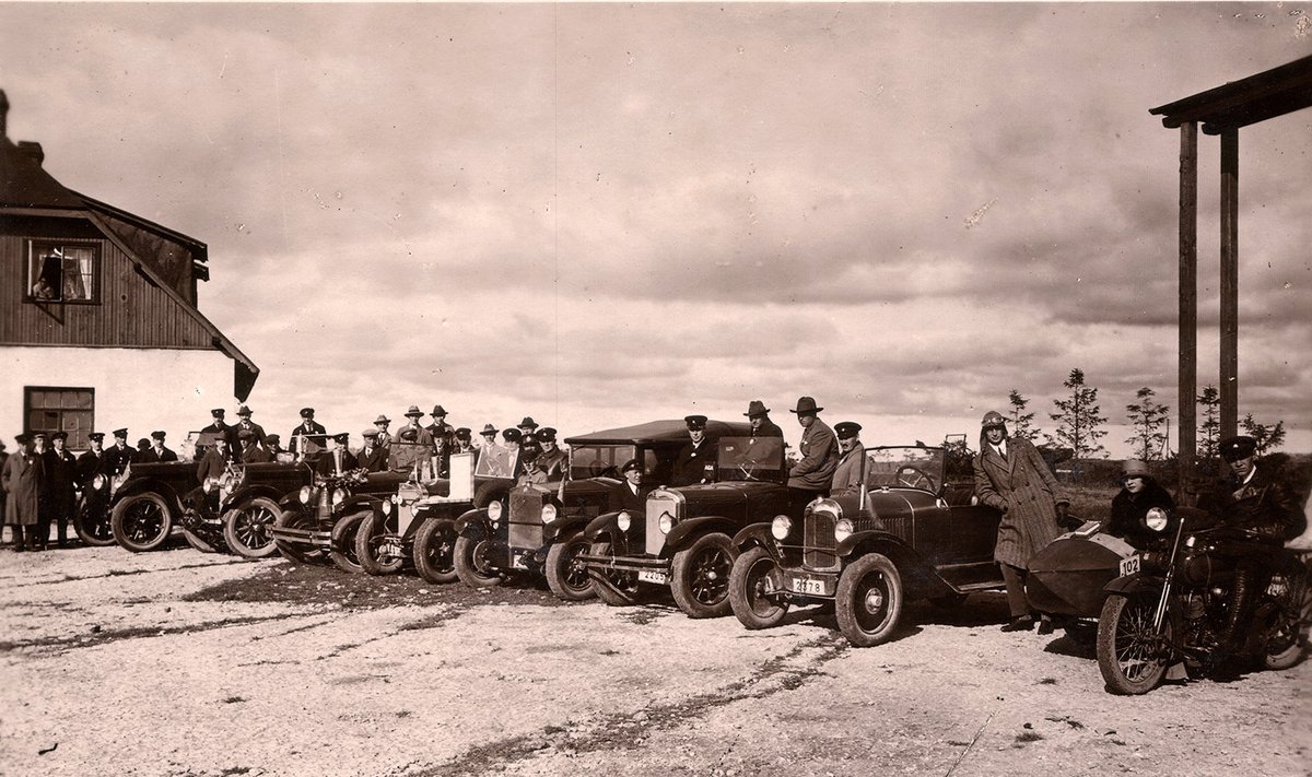  Fotol on 1926. aasta pikamaasõidu start Lasnamäel. 