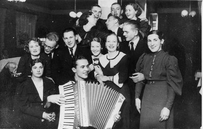 HOOS Raimond Valgre ja akordion Hohner Tango Primas, millel ta mängis aastatel 1935-37.