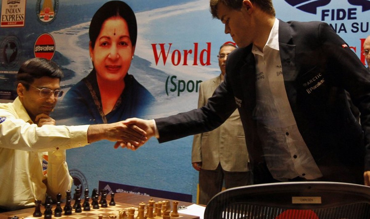 Carlsen enne tänast partiid Anandi tervitamas.