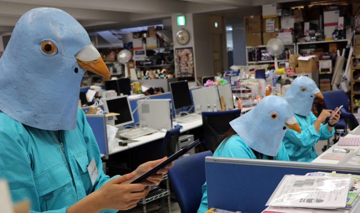 Jaapani mänguasjafirma Tomy töötajad mullusel Halloweenil Twitteri lindudena. 