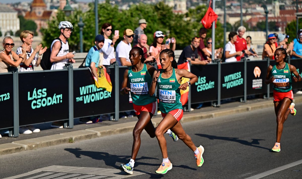 Amane Beriso Shankule (vasakul) võitis naiste maratoni