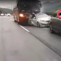 VIDEO: Mägikuurordi lähistel kihutanud bussijuht lömastas Koreas viis autot