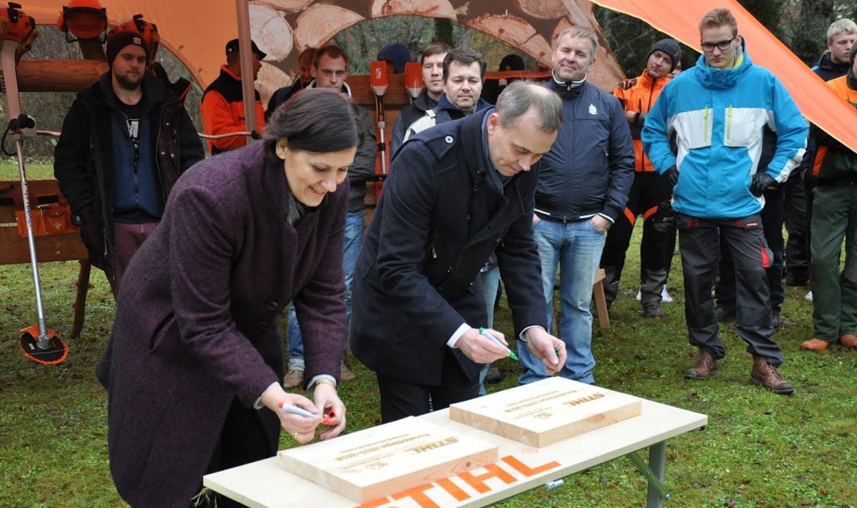 Koostööleppele, sümboolsetele puidust plaatidele, on valmis oma allkirja panema Luua metsanduskooli direktor Haana Zuba-Reinsalu ja Farron Tehnika arendusjuht Marko Altmäe.