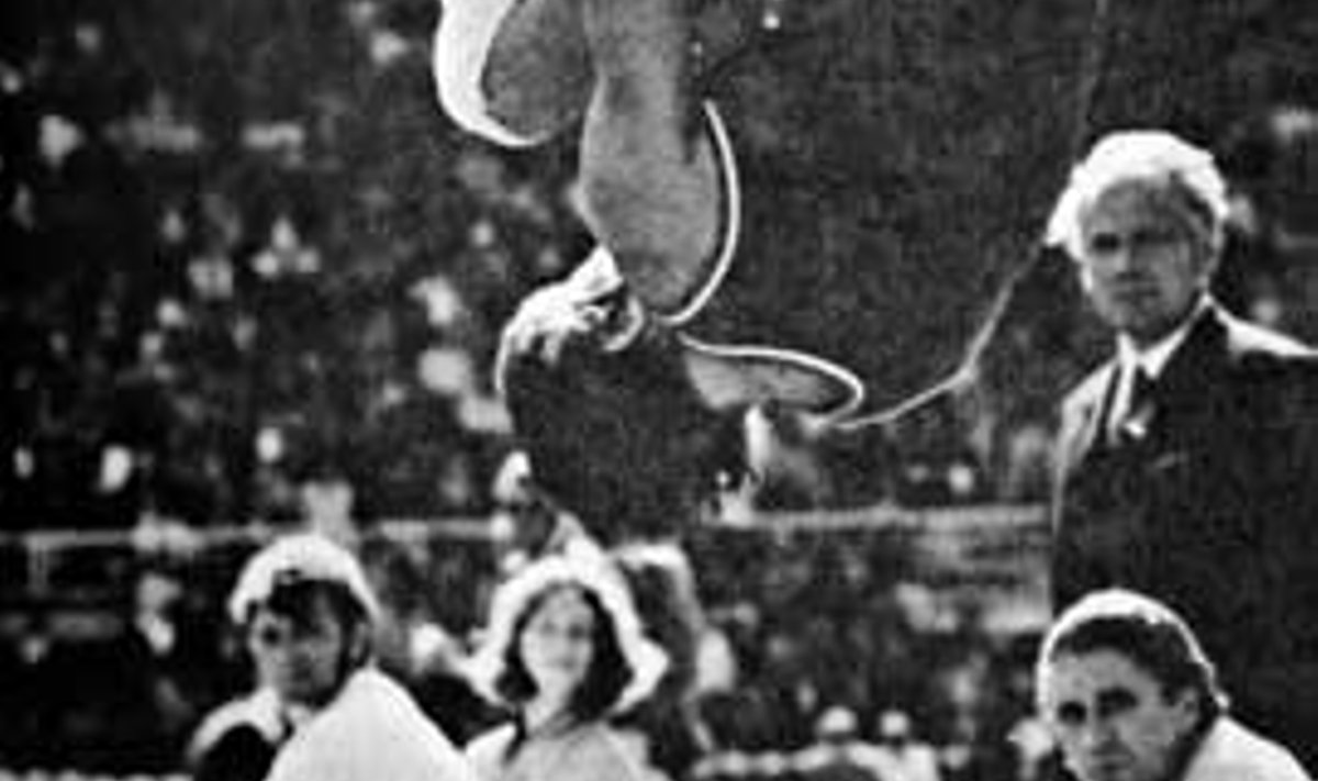 IMEHÜPE: 1974. aastal olid Kadrioru staadionile kogunenud pealtvaatajad ja kohtunikud tunnistajaks, kuidas ameeriklane Bruce Jenner saltoga üle seitsme meetri kaugust hüppas. Gunnar Vaidla