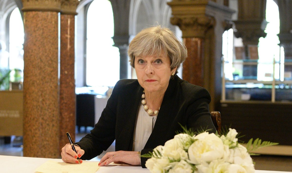 Suurbritannia peaminister Theresa May tegi eile sissekande terroriohvrite mälestusraamatusse.