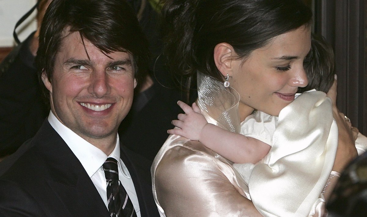 Actors Tom Cruise and Katie Holmes leave a restaurant with their daughter Suri in Rome