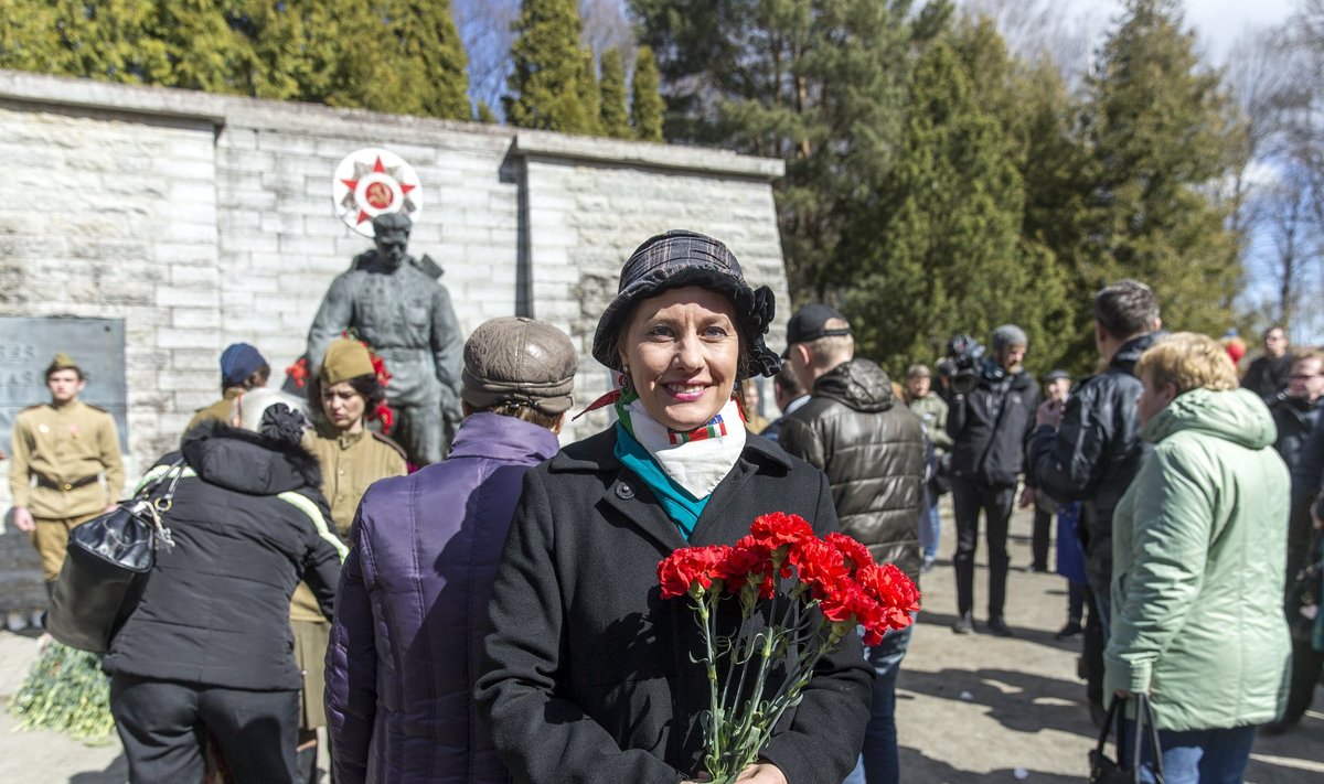 LILLED PRONKSSÕDURILE: Riigikogu liige Oudekki Loone 9. mail 2017 sõjaväekalmistul Nõukogude armee monumendi juures.