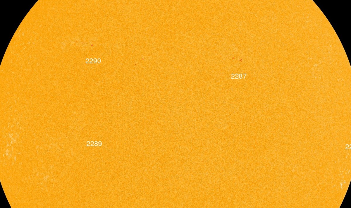 Neli nähtavat plekki Päikesel praegu. https://spaceweather.com/
