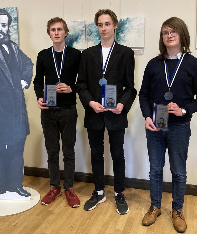 15.Jakobsoni kõnevõistluse võitjad Mart Väljamäe, Viljo Salumägi ning Kaarel Kristofer Kerge.