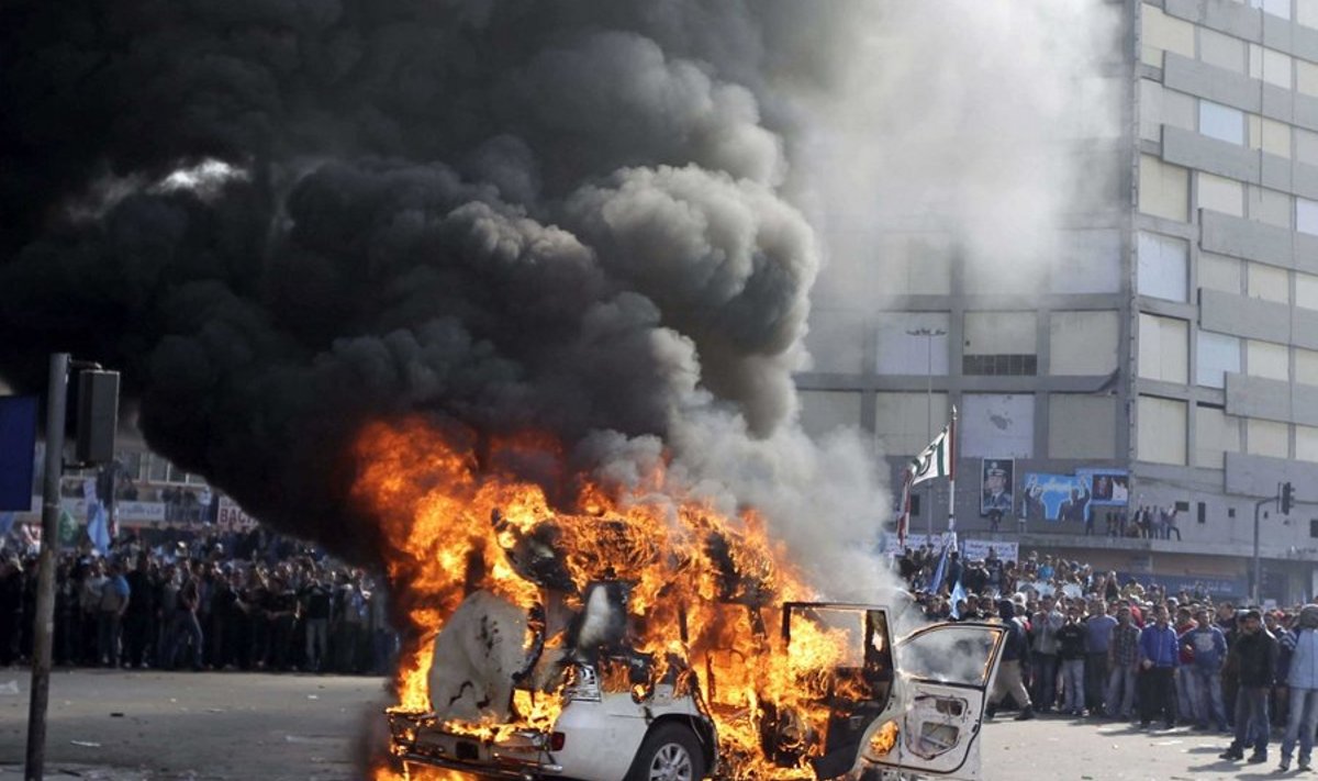 Demonstratsion Liibanoni moodi: Tripoli elanikud jälgivad suure huviga, kui heleda leegiga põleb araabiakeelse telekanali al-Jazeera auto. (Joseph Eid /Afp/Scanpix)