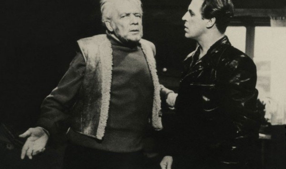 Filmis  “Kutsumata külalised” mängisid teiste seas ka Hugo Laur ja Valdo Truve.