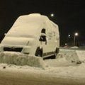 FOTOD: Vihane parklakoristaja müüris kaubiku lumme kinni