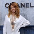 FOTOD: Rihanna ilmus Chaneli moeetendusele valges kitlis. Seksikas või sootuks sooda?