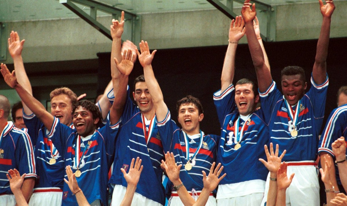 Prantsusmaa koondis pärast 1998 MM-i triumfi. Pires on paremalt neljas.