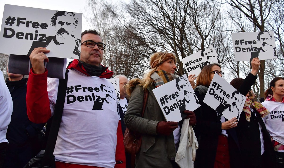 VABASTAGE DIE WELTI AJAKIRJANIK: Protesteerijad nõuavad Tõrgi võimudelt saksa ajakirjaniku Deniz Yükseli vabastamist.