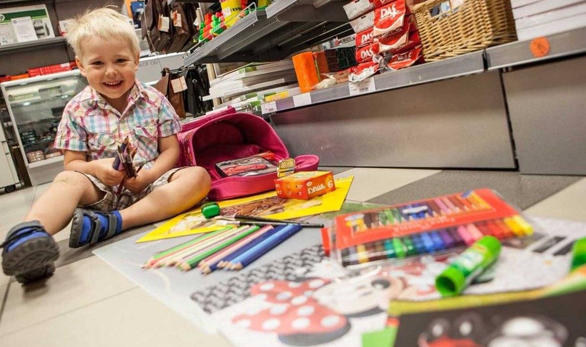 Nelja-aastane German ei tea veel, mida kooliminek tähendab, kuid kooliasjadest on tal rõõmu laialt. (Foto: Tanel Meos)