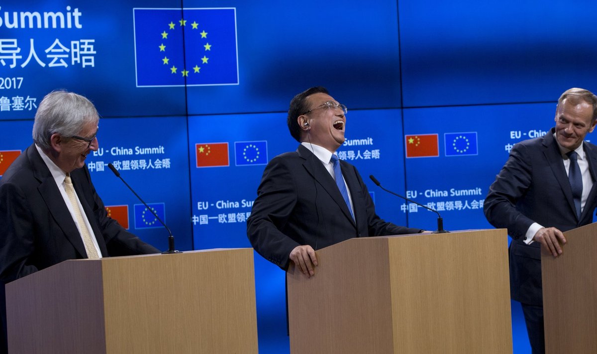 Hiina peaminister Li Keqiang (keskel) naeris Hiina ja EL-i kohtumise pressikonverentsil mõnuga. Muie tuli suule ka Euroopa ülemkogu presidendil Donald Tuskil (paremal) ja Euroopa Komisjoni presidendil Jean-Claude Junckeril.