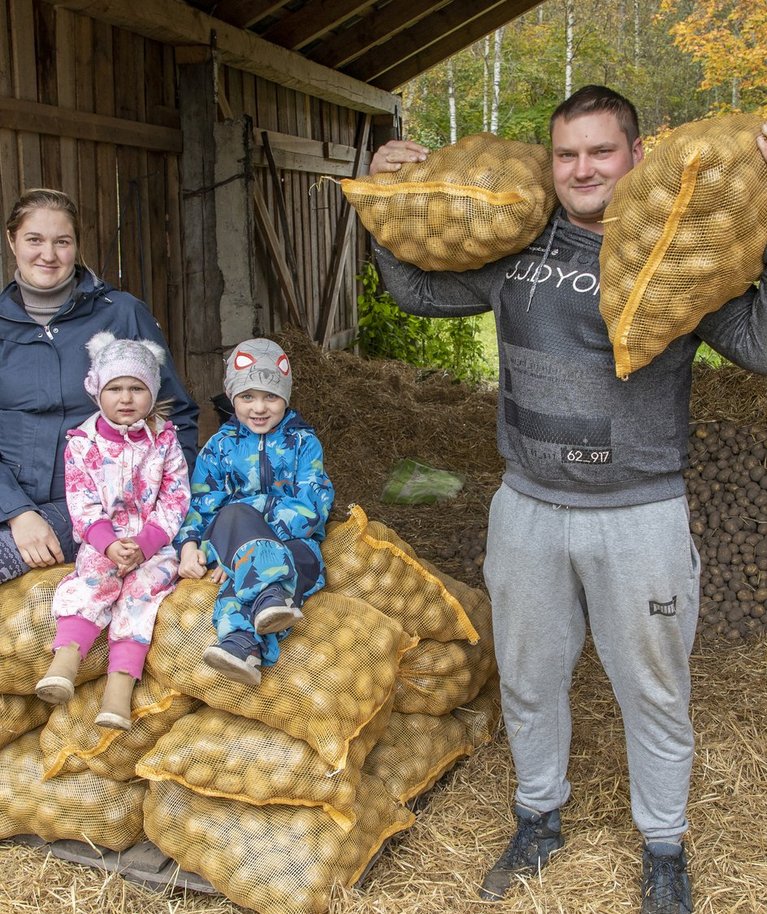 “Meie majandame siin Läänemaal omal jõul ja tahame kartulikasvatust veelgi laiendada,” teatab kartuli­kasvatajast Künka talu peremees Veiko Lätt. Pildil koos abikaasa Jane, tütar Elise ja poeg Rasmusega.