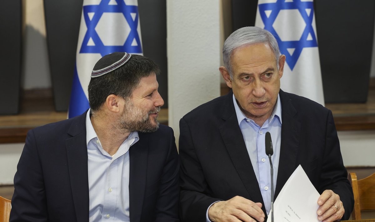 Iisraeli peaminister Benjamin Netanyahu räägib iganädalasel valitsuskabineti koosolekul rahandusminister Bezalel Smotrichiga.