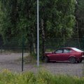 FOTOD: BMW leidis üles parkla ainsa puu