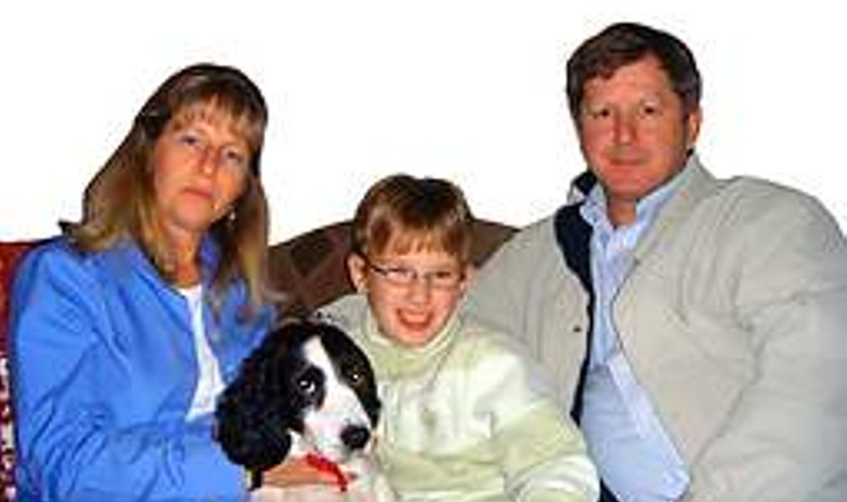 HAPPY FAMILY: Sander oma uues Ameerika kodus koos ema Laura, isa Dougi ja koer Sherlockiga, kes on samuti adopteeritud, nimelt Kasahstanist. AIGI VAHING