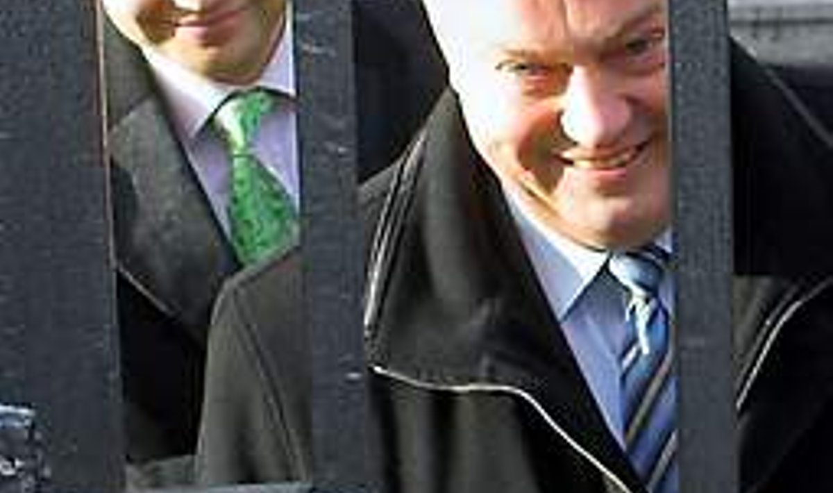 VABANA SÜNDINUD: Villu Reiljan ja advokaat Tarmo Sild lahkuvad 16. oktoobril 2007 kaitsepolitseist. RAUNO VOLMAR / EPL