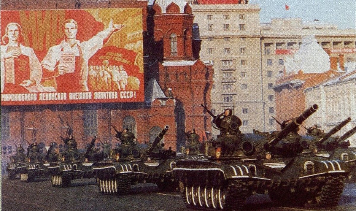 T-72 tankid 1985. aasta Moskva 9. mai paraadil
