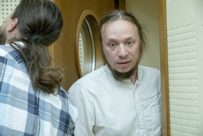Lauri Õunapuu ja laulupeo dirigentidest koosnev koor salvestab laulu Üksi pole keegi