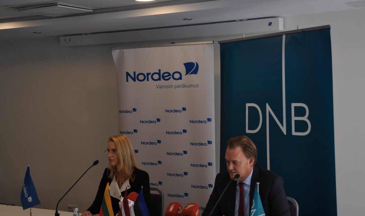 Nordea Balti panganduse juht.Inga Skisaker ja DNB Balti panganduse juht Mats Wermelin Riias pressikonverentsil