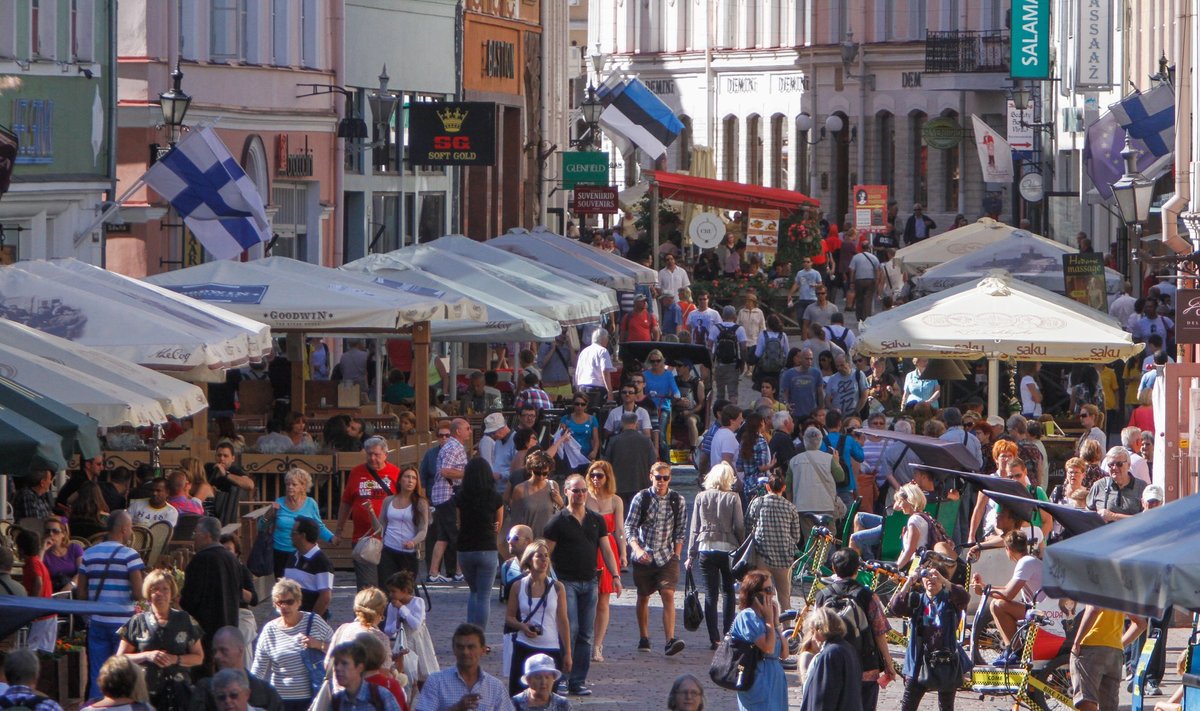 Illustratiivse tähendusega pilt: turistid Tallinna vanalinnas