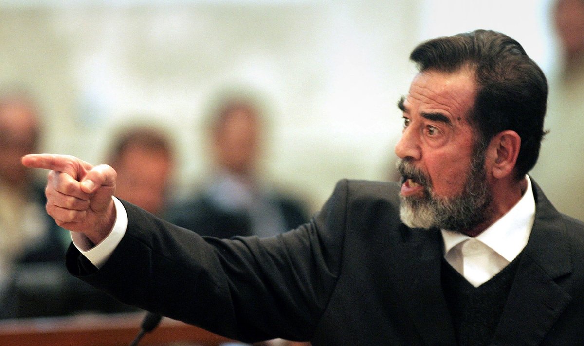 Саддам Хусейн на суде. Его приговорили к смертной казни за преступления против человечности.