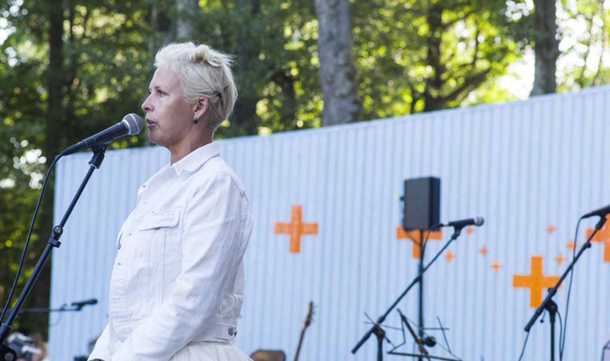 Evelin Ilves festivali avamas Kärdla laululaval