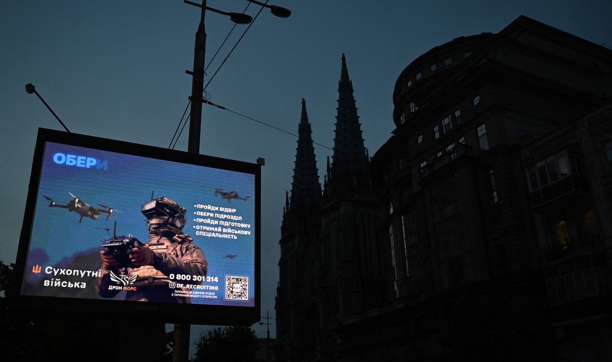 Osaline elektrikatkestus Kiievi kesklinnas, näha on vaid Ukraina sõjaväelaste värbamise plakatit.