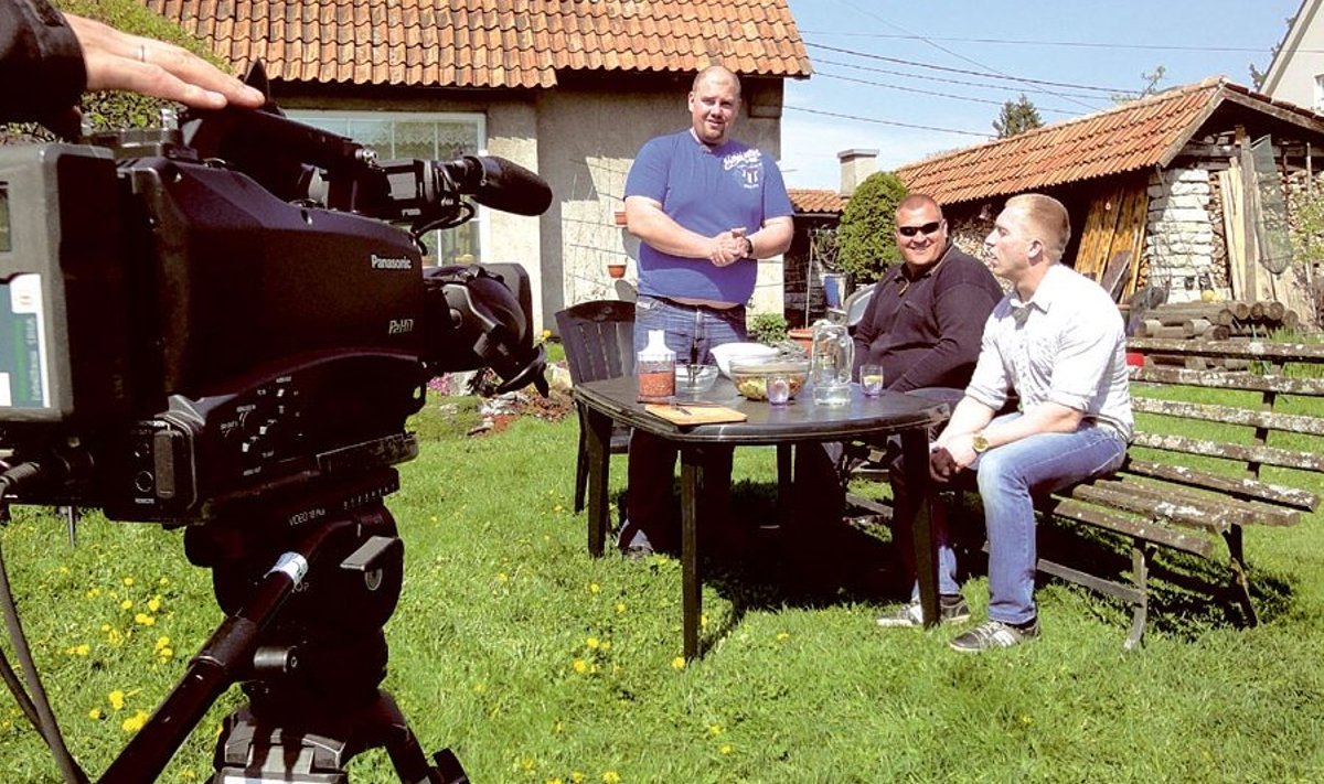 “Kaalul on rohkem kui elu”   võttepäev. Grillimas on treener   Erik Orgu (paremalt),   Kristjan ja tema sõber Marko. Foto: TV 3