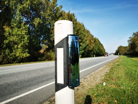 Valgusreflektor Pärnumaal maantee piirdepostil.